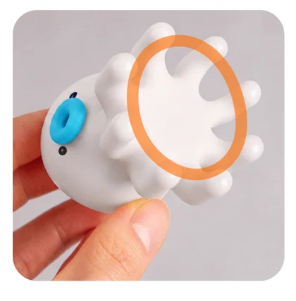 8本足が頭皮に360°密着するタコもみを手に持ったところ